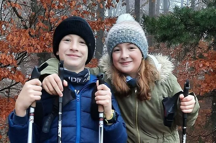 Die Geschwister Anna und Felix.