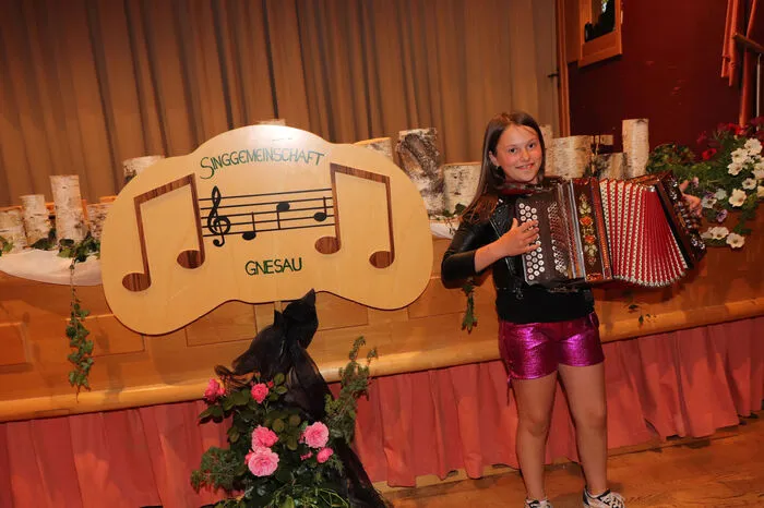 Die Himmelbergerin und "Kärntner-Talent-Gewinnerin 2023"  Julia Freithofnig (9 Jahre), sorgte auf ihrer Steirischen Harmonika für Stimmung im Kutursaal in Gnesau.