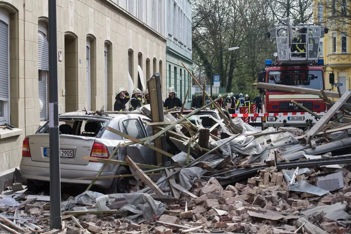 Er steht unter dringendem Tatverdacht und ist bei der Explosion selbst schwer verletzt worden.