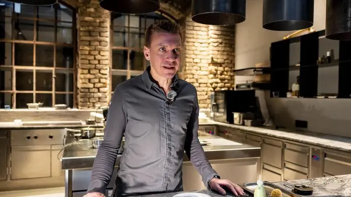 In SENNS.Restaurant im Gusswerk, einer ehemaligen Glockengießerei in Salzburg, kocht Sternekoch Andreas Senn