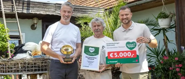 Thomas Kerschbaumer (l.), Sales Director Fressnapf Österreich, und Oliver Wohlschlager (r.), Vertrieb Fressnapf Österreich, übergaben den Goldenen Fressnapf an Storchenvater Helmut Rosenthaler (Mitte)