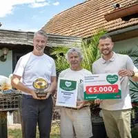 Thomas Kerschbaumer (l.), Sales Director Fressnapf Österreich, und Oliver Wohlschlager (r.), Vertrieb Fressnapf Österreich, übergaben den Goldenen Fressnapf an Storchenvater Helmut Rosenthaler (Mitte)
