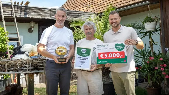 Thomas Kerschbaumer (l.), Sales Director Fressnapf Österreich, und Oliver Wohlschlager (r.), Vertrieb Fressnapf Österreich, übergaben den Goldenen Fressnapf an Storchenvater Helmut Rosenthaler (Mitte)