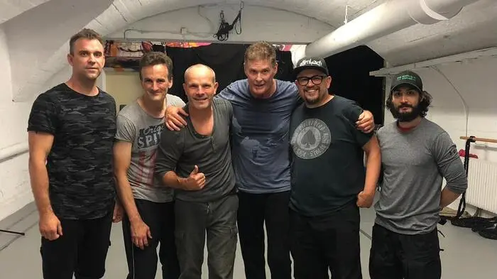 Von links: Joe Tödtling mit Christian Petterson (Stuntplayer), Christoph Domanski (Stunt Coordinator), Hauptdarsteller David Hasselhoff, Christian Alvart (Regisseur und Produzent) sowie Anon Mall (Fight-Choreograph der Serie)