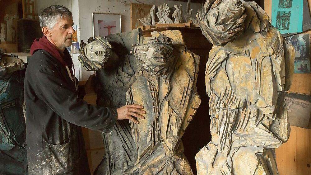 Der Künstler Lois Fasching aus Dölsach zeichnet sich für die Skulpturengruppe in der Kirche Debant verantwortlich. Er hat auch schon den dortigen Kreuzweg gestaltet 
