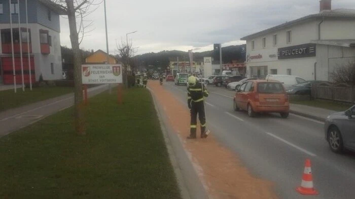 Am Mittwoch, dem 4. April, platzte an einem ausländischen Lkw in der Grazer Vorstadt in Voitsberg - die Straße dient aktuell als Umleitungsstrecke während der Sanierungsarbeiten am Umfahrungstunnel - ein Hydraulikschlauch.