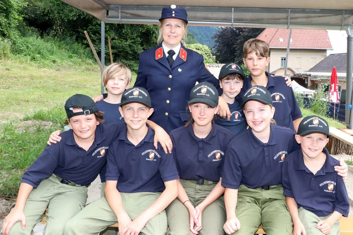 Manuela Unegg die FF-Jugendbezirksbeauftragte mit ihrer Jungfeuerwehrmannschaft.