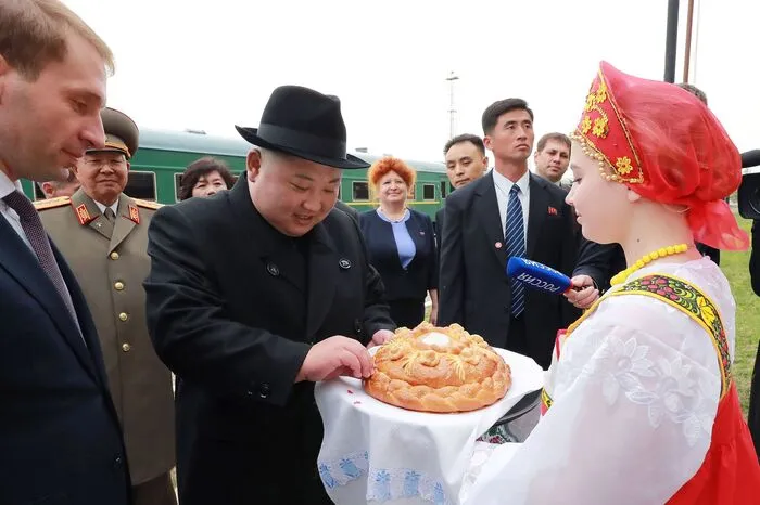 Auch sein Vater Kim Jong-il und sein Großvater Kim Il-sung bevorzugten aufwändig präparierte Züge für ihre Reisen inner- und außerhalb Nordkoreas. Die Bahnreise nach Wladiwostok ist bereits Kims vierte Zugfahrt zu einem Gipfeltreffen im Ausland.