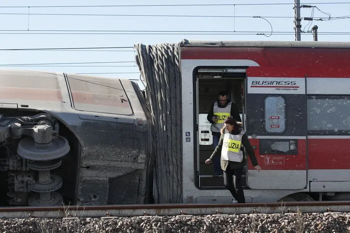 Die Lokomotive und ein anderer Waggon überschlugen sich. 