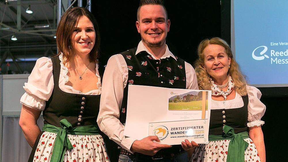 Birgit und Benjamin Obweger sowie Brigitta Baumann nahmen es auf der Ferienmesse in Wien entgegen