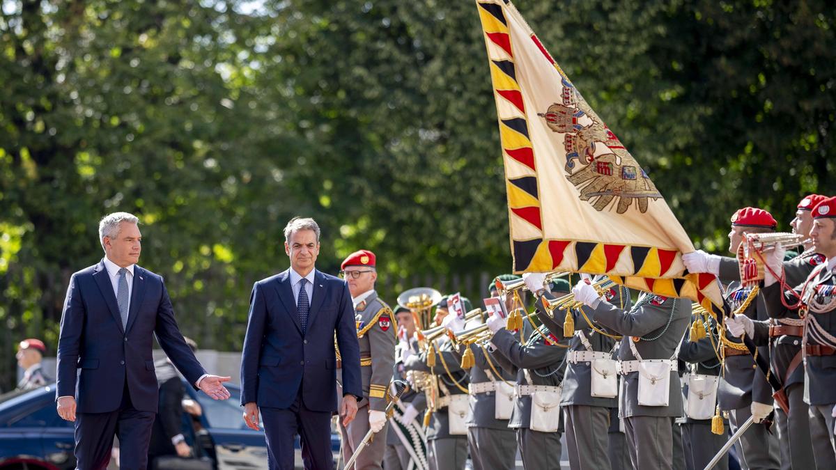 Der griechische Premierminister Kyriakos Mitsotakis bei Bundeskanzler Karl Nehammer (ÖVP) auf dem Wiener Ballhausplatz