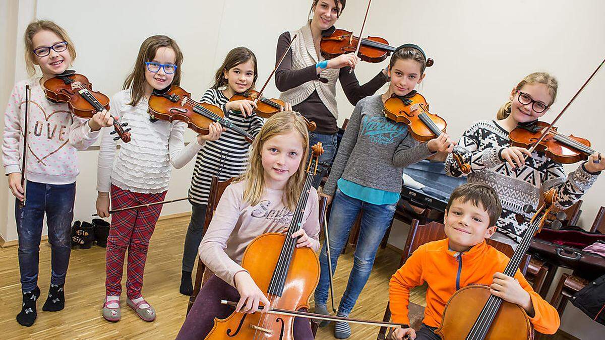 Claudia Allesch übt mit Schülerinnen des Kiddy-Orchester