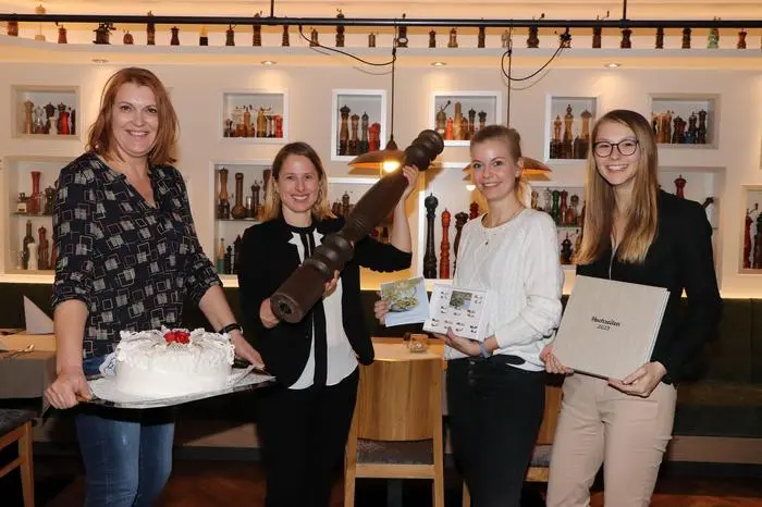 Pfeffermühle st. urban tag der offenen tür

Sigrid kogler (2. v li)