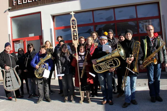 Die Klöckler ziehen mit Glocken und Schellen und unter Musikbegleitung von Haus zu Haus. Nach dem Öffnen der Tür wird der traditionelle Klöckler-Spruch aufgesagt und eine Weihnachtskarte überreicht.