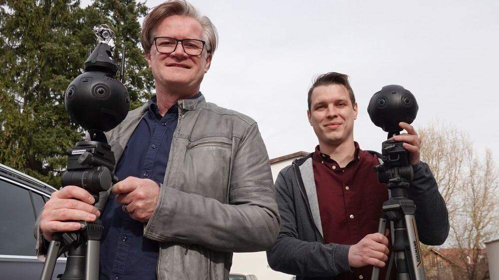 Hermann Mauritsch und Joachim Paller mit zwei 360-Grad-Kameras.