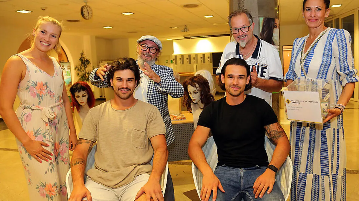 Johann Glasser und Walter Kollmann (hinten) mit Nika Basic und Jasmine-Isabell Mrak-Caamaño sowie den beiden Models Marcel und Samuel Wittnig
