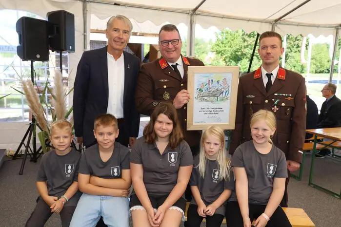 Der Feuerwehrnachwuchs mit Bgm Johann Winkelmaier, Kommandant Marcus Gordisch und Gernot Neubauer.