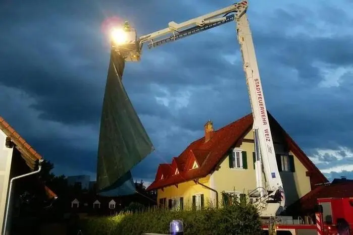 Die Feuerwehrkameraden kontrollierten den Dachbereich mit einer Wärmekamera, entfernten lose Dachziegel und deckten das Dach mit einer Plane ab.