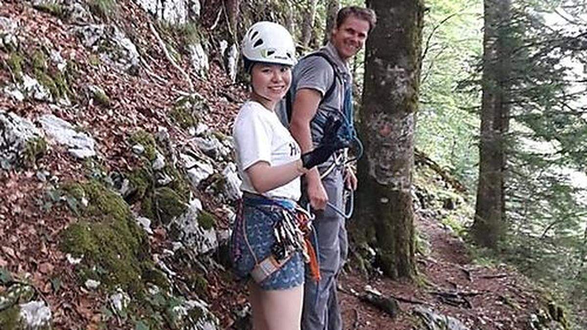 Die 27-jährige Touristin mit einem Mitglied der Bergrettung