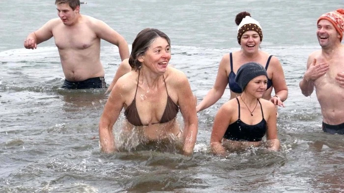 Im wahrsten Sinne des Wortes unverfroren "stürzten" sich hartgesottene Schwimmer am Neujahrstag...    