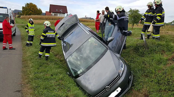 Die Feuerwehr St. Anna am Aigen barg das Fahrzeug aus dem Straßengraben