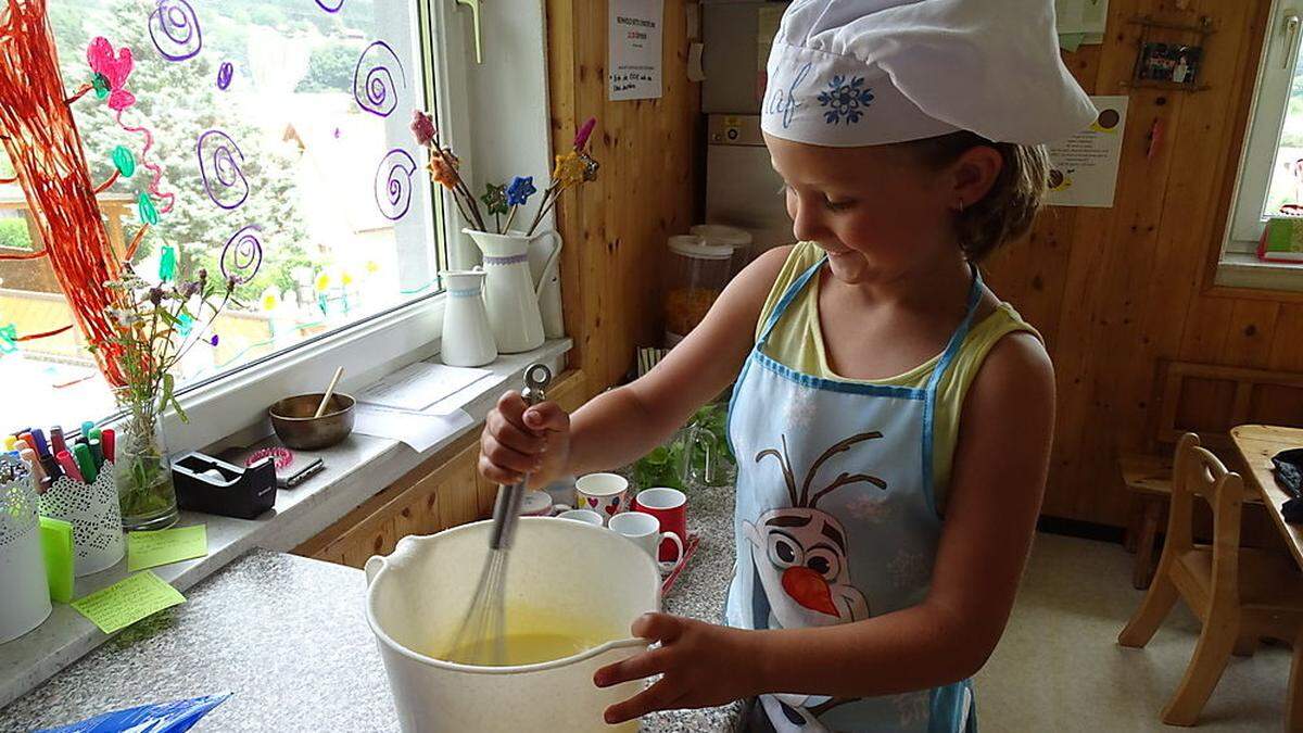 Mit viel Freude und Eifer helfen die Kinder in der Küche beim Kochen mit