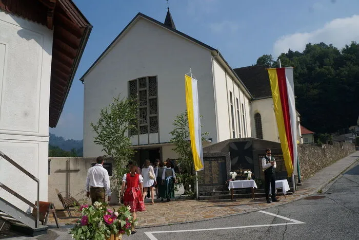 Zu Beginn lud die Pfarre zum Gottesdienst.