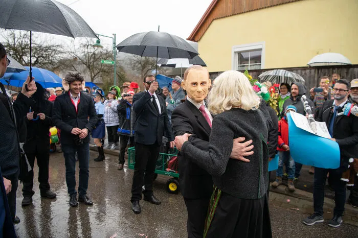 Wladimir Putin tanzt bei der Hochzeit von Außenministerin Karin Kneissl mit der Braut