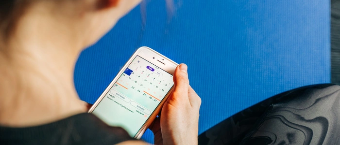 Den Menstruationszyklus sollte man für mindestens sechs Monate im Blick haben, rät Gynäkologin Miriam Mottl. Das kann man mit einem normalen Kalender oder auch mit einer dementsprechenden Tracking-App machen.