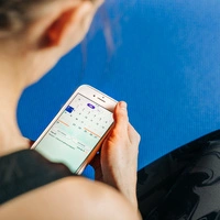 Den Menstruationszyklus sollte man für mindestens sechs Monate im Blick haben, rät Gynäkologin Miriam Mottl. Das kann man mit einem normalen Kalender oder auch mit einer dementsprechenden Tracking-App machen.