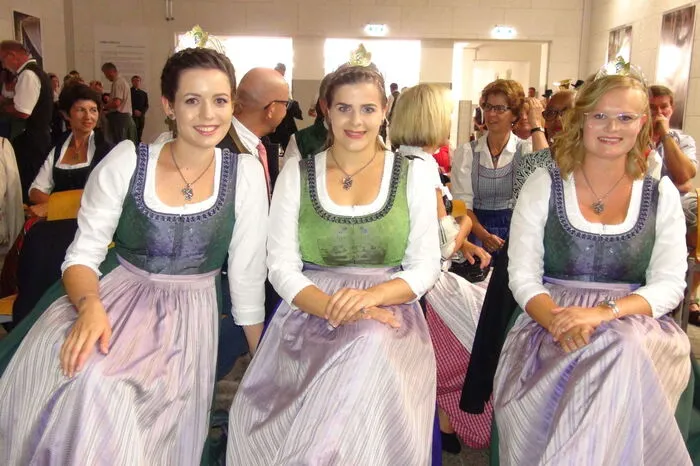 Weinkönigin Katja I. assistiert von den Weinhoheiten Lisa  und Maria