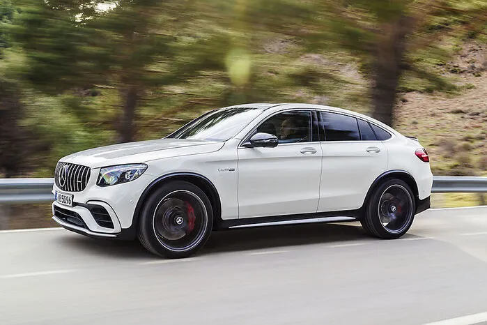 Als erstes Fahrzeug unter dem Label Mercedes-AMG trägt der GLC den Panamericana-Grill, der bislang dem AMG GT vorbehalten war. Breitere Radläufe vorn und hinten betonen den starken Auftritt.