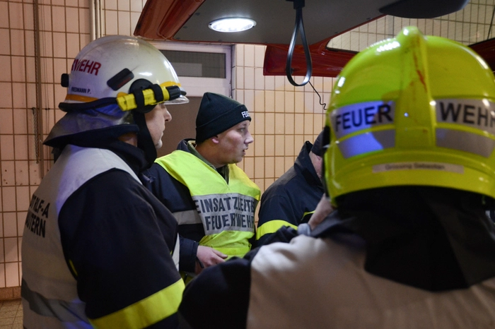 Die erste Schadenslage stellte ein Kellerbrand mit zwei vermissten Personen dar. Unter Verwendung von schwerem Atemschutz drangen drei Trupps zur Personenrettung in die verrauchten Räume vor und führten die Brandbekämpfung und Belüftung durch.
