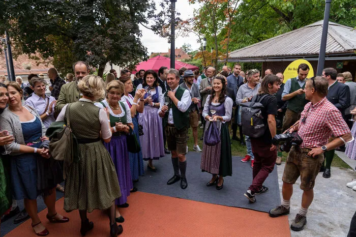 Bad in der Menge für Franz Titschenbacher (LK-Präsident) ...