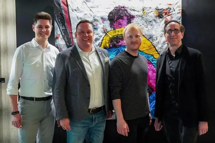Max Prasch (Merkur Versicherung), Vorstandsdirektor Markus Spellmeyer, Künstler Jan Böhmer und Kurator Andreas Leb