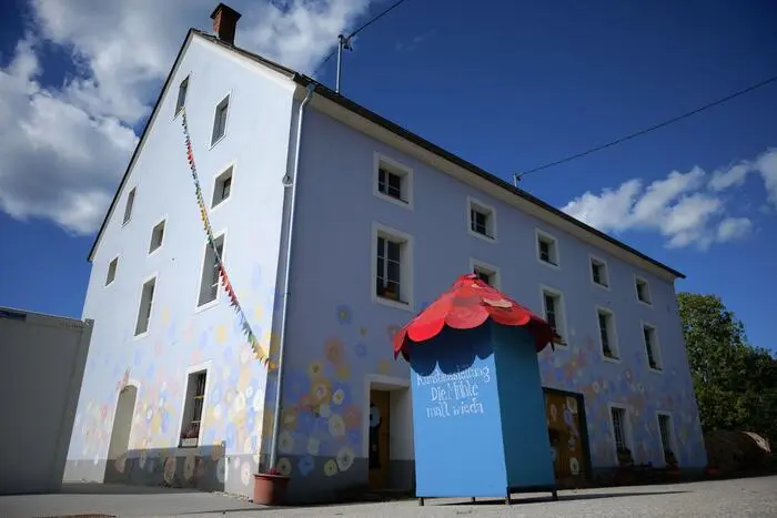 Auf drei Etagen ist in der alten Mühle jede Menge Platz für Gemälde, Illustrationen, Kunstdrucke und Objekte