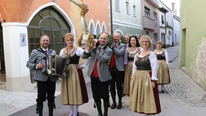 Die Volkstumsgemeinschaft St. Veit mit der Freyung auf dem Weg zum Hauptplatz. Ein feierlicher Moment nach zwei Jahren Corona-Pause.