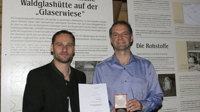 Stefan Klug und Andreas Bernhard sind stolz auf das Museum "Waldglashütte"