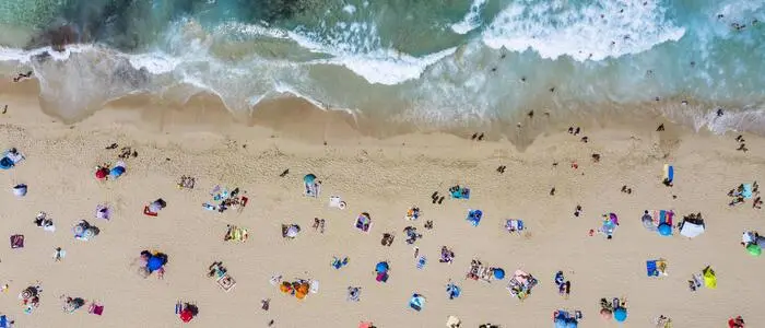 Das Bild zeigt Strand und Meer aus der Luft
