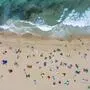 Das Bild zeigt Strand und Meer aus der Luft 