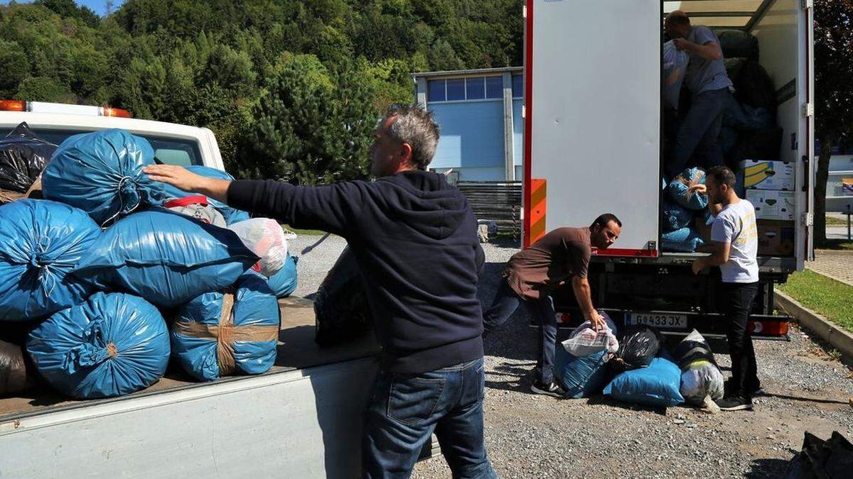 Im Vorjahr beim Stapeln der vielen Kleiderspenden