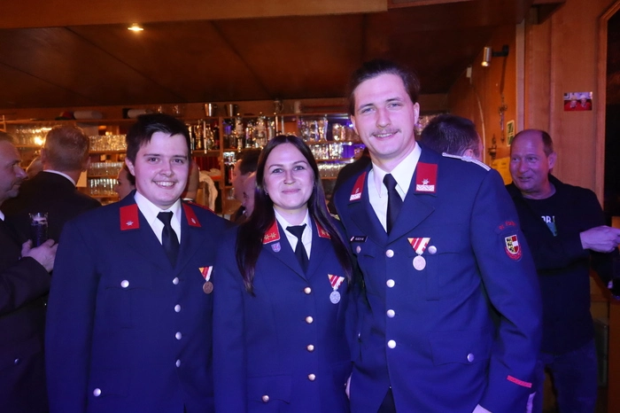 Klicken Sie sich durch die Bilder des Feuerwehrballs der FF Peratschitzen.
