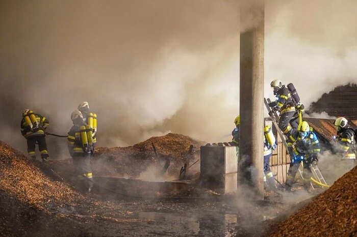 Verzweifelt wurde versucht, ein Übergreifen der Flammen auf die Heizanlage selbst zu verhindern.