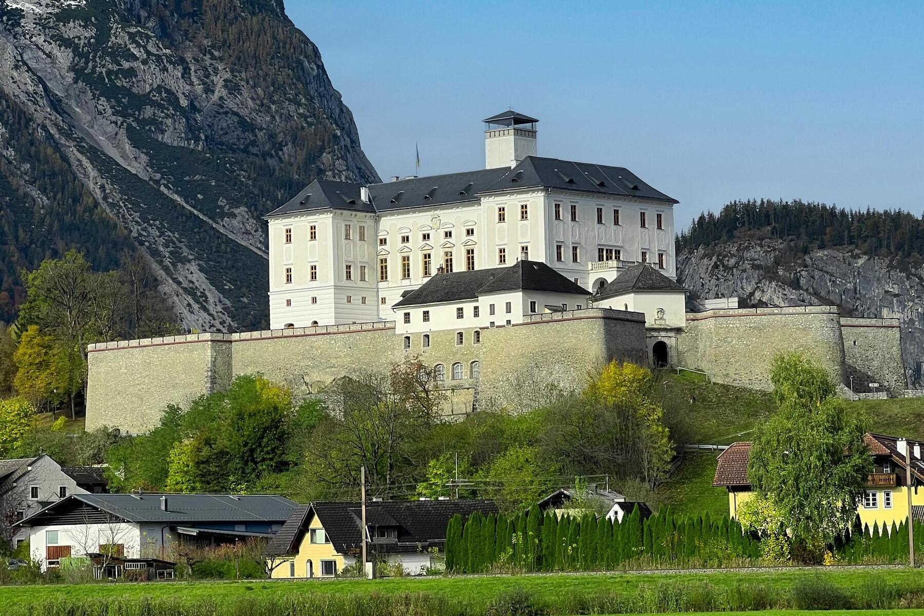 Duft und Mythen: „Blume persönlich“ lockt als neue Sonderausstellung ins Schloss Trautenfels