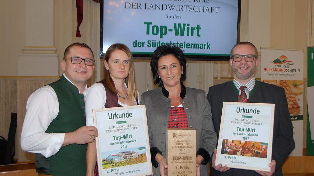 Top-Wirtin Andrea Legenstein (M.) mit Stefan und Viktoria Wippel und Hans Jörg Fink (r.) 