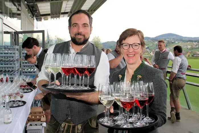 Die Lipizzanerheimatwinzer Bauer-Prall, Da Finz, Dokter, Tippler, Herbstwein, Zach, Lackner, Hochstrasser, Stocker, Kremser und Zweiger präsentierten gemeinsam mit Culinarius, Briggler’s und Kathi’s Hofladen, Käserei Klug und den Seminarbäuerinnen einen Mix aus Qualitätsweinen, Edelbränden und regionalen Schmankerln vom Feinsten.