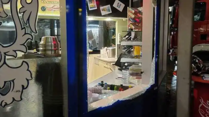 Am Freitag vorvergangene Woche schlugen unbekannte Täter beim "Treffpunkt zum 5er" die Scheibe mit Sicherheitsglas