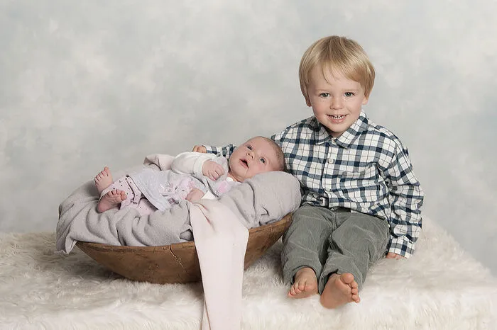 Hurra, ich habe eine Schwester! Liebevoll umsorgt der 22 Monate alte Paul seine liebe Schwester Sarah (4090 g, 52 cm). Das entzückende Mädchen wurde am 3. September um 22.27 Uhr geboren. Seitdem sind Mama Daniela Grössing und Papa Stefan Walzl aus Klagenfurt im Freudentaumel. Auch die Großeltern aus Bleiburg sind sehr stolz auf ihre braven Enkelkinder.