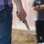 Jugendlicher mit Messer | Geht es nach der ÖVP, sollen Straftäter bereits ab 12 Jahren belangt werden können 