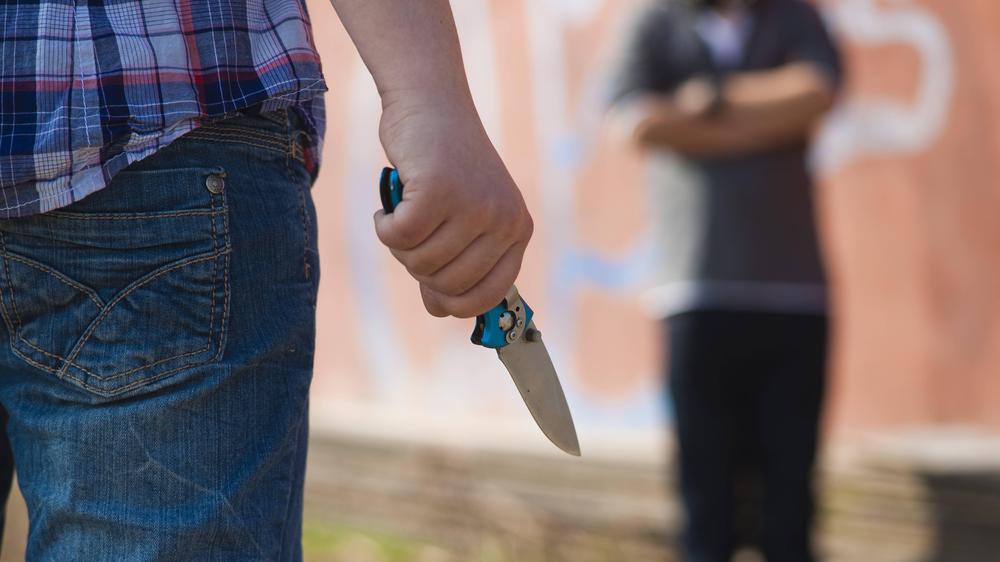 Jugendlicher mit Messer | Geht es nach der ÖVP, sollen Straftäter bereits ab 12 Jahren belangt werden können 